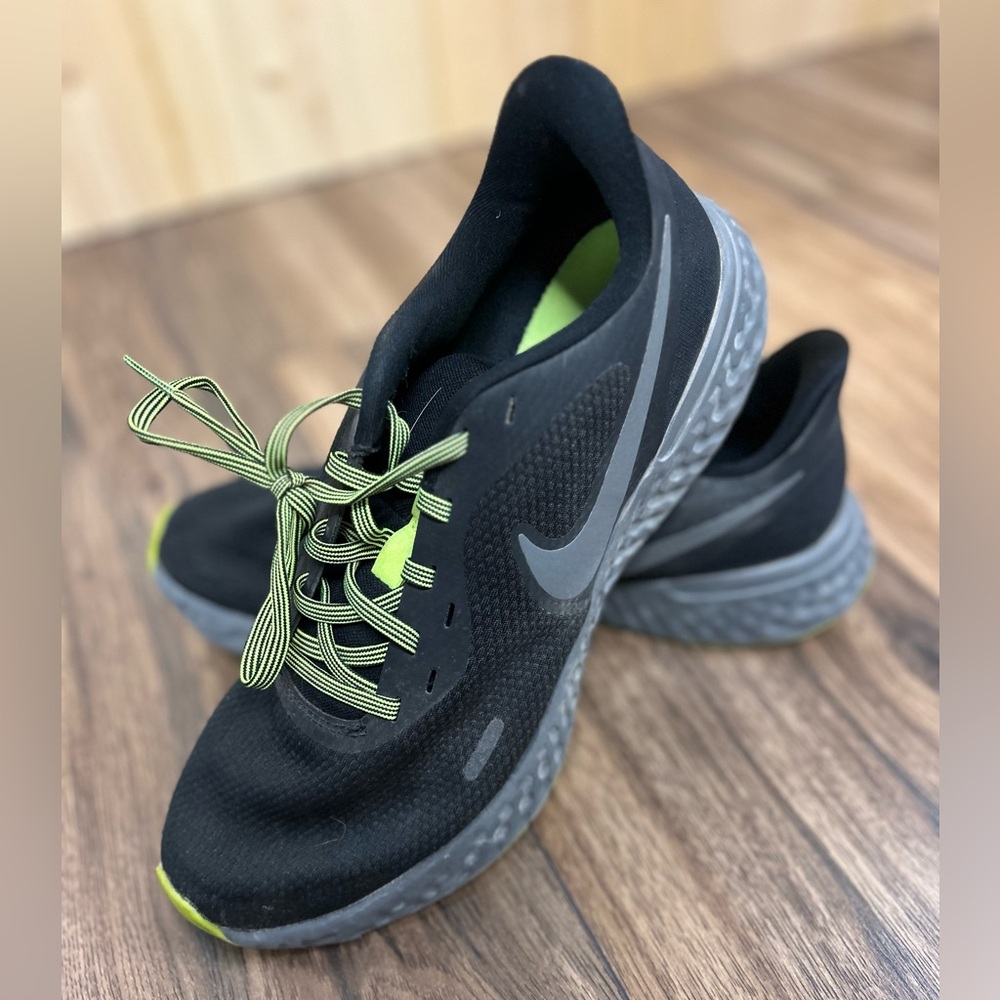 Men’s Nike Revolution Tennis Shoe